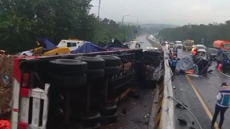 keluarga-korban-kecelakaan-km-92-tol-cipularang-terima-santunan-rp-50-juta-dari-pemerintah